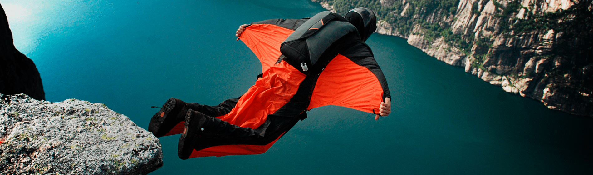 Homem pulando de asadelta