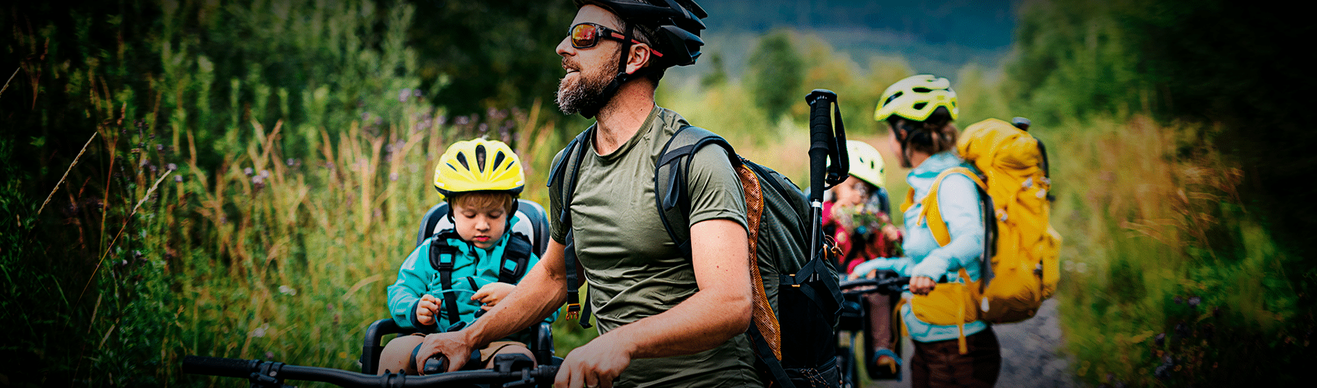 Banner Esporte de Lazer: Uma familia de quatro pessoas praticando ciclismo.